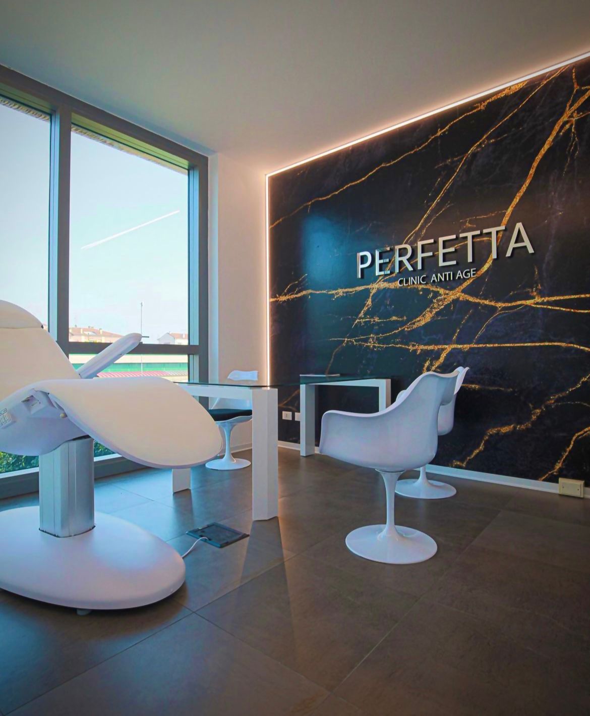 Sala trattamenti con insegna Perfetta Clinic