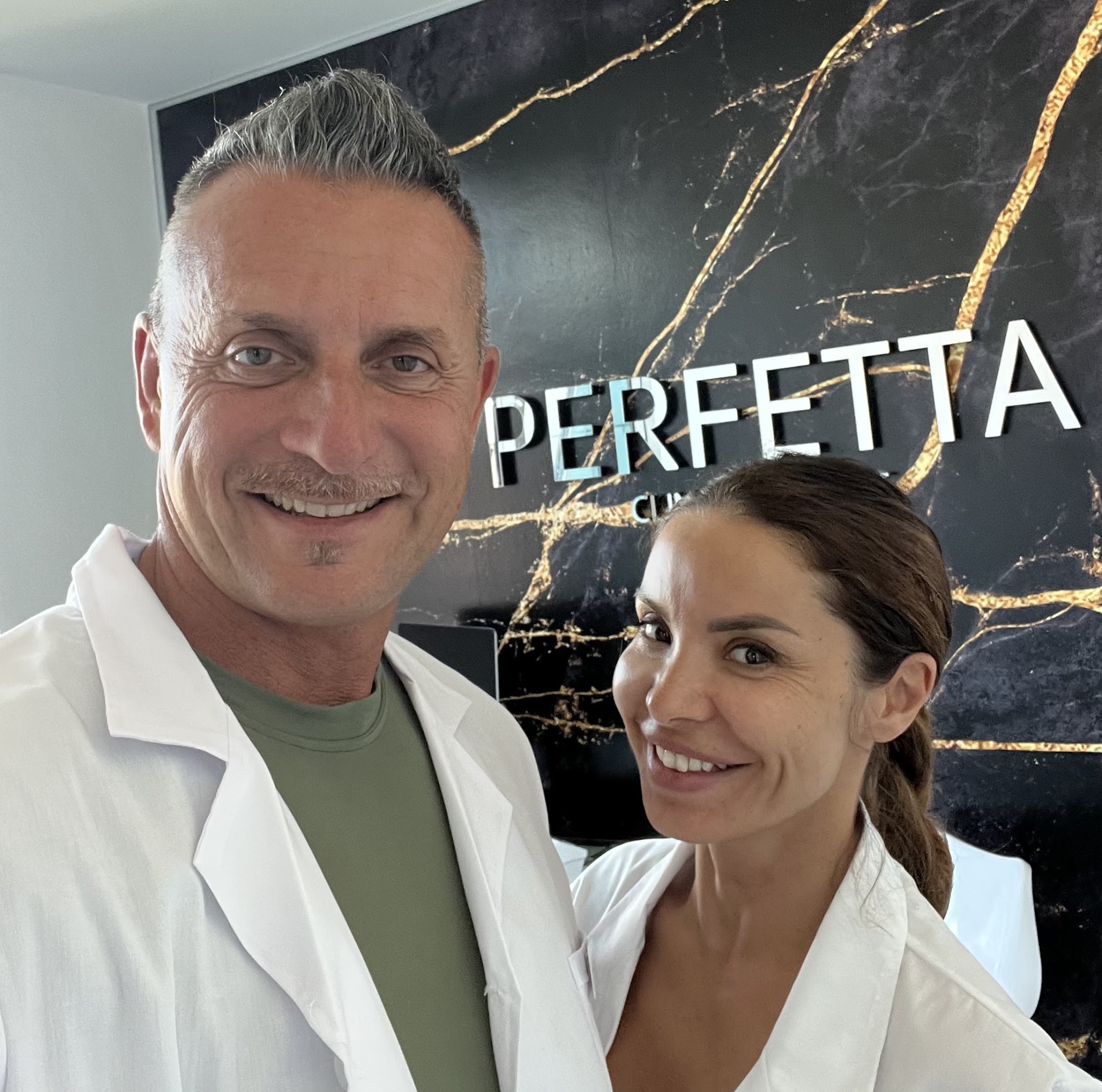 Due persone in camice all'interno di Perfetta Clinic